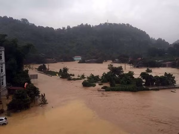 TP Lào Cai chìm trong biển nước. Ảnh: Anh Minh.