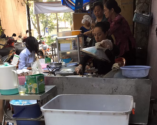Một quán thức ăn đường phố trên địa bàn quận 3 tuân thủ đeo găng tay khi chế biến, thao tác. Một quán thức ăn đường phố trên địa bàn quận 3 tuân thủ đeo găng tay khi chế biến, thao tác.