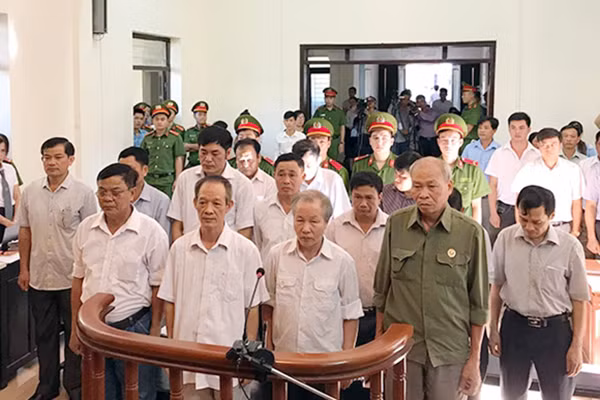Nhóm bị cáo tại phiên tòa.