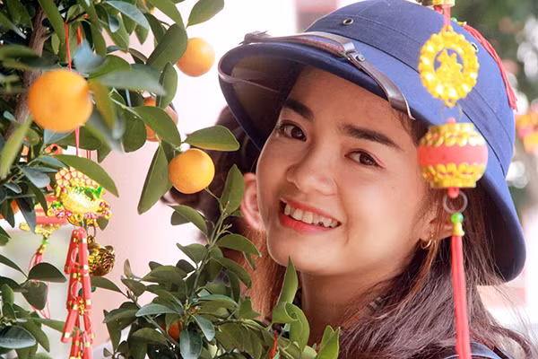 Nụ cười của thiếu nữ đảo Lý Sơn bên món quà Tết từ đất liền Nụ cười của thiếu nữ đảo Lý Sơn bên món quà Tết từ đất liền