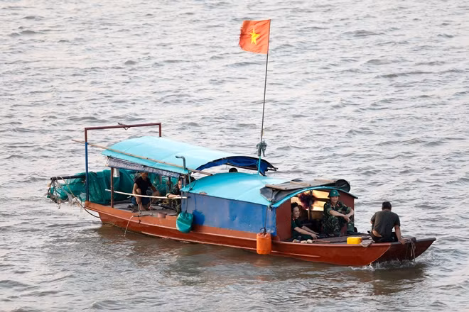 Lực lượng công binh trên thuyền tại khu vực trục vớt