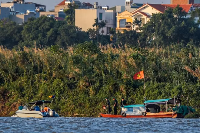 Hơn 17h, quả bom đã được lực lượng chức năng lai dắt về địa điểm trục vớt