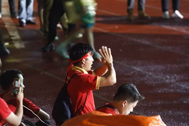 Một cổ động viên chăm chú theo dõi pha bóng tấn công của Olympic Việt Nam