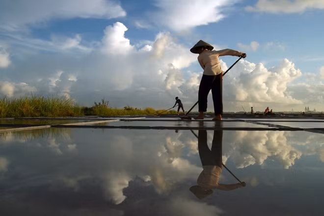 Ca dao có câu: "Sém cháy thịt da, mới ra hạt muối ". Mặc dù phải làm việc ngoài trời dưới nắng nóng lên đến 40 độ C nhưng diêm dân làng Xuân Hà, xã Hải Đông, Hải Hậu, Nam Định vẫn tần tảo sớm hôm để kiếm mỗi ngày khoảng 100 ngàn đồng. Vào những ngày mưa sẽ không có thu nhập.