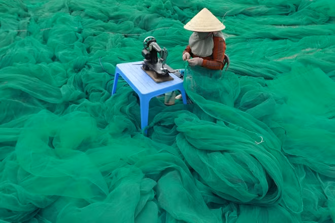 Phụ nữ xã Vĩnh Hải, Ninh Hải, Ninh Thuận vá lưới chuẩn bị cho ngư dân ra khơi.