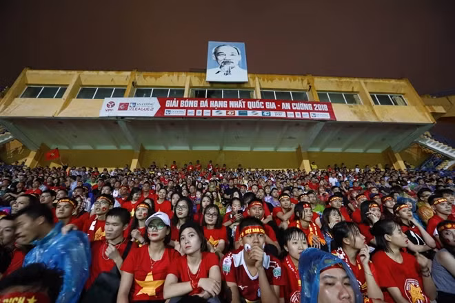 Cùng lúc này tại sân vận động Hàng Đẫy đã có tới hàng nghìn cổ động viên tập trung cổ vũ cho đội tuyển Việt Nam