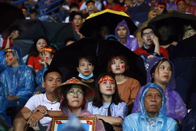 Trước đối thủ mạnh với lối chơi áp đảo, các cổ động viên không khỏi lo lắng cho đội tuyển Việt Nam.