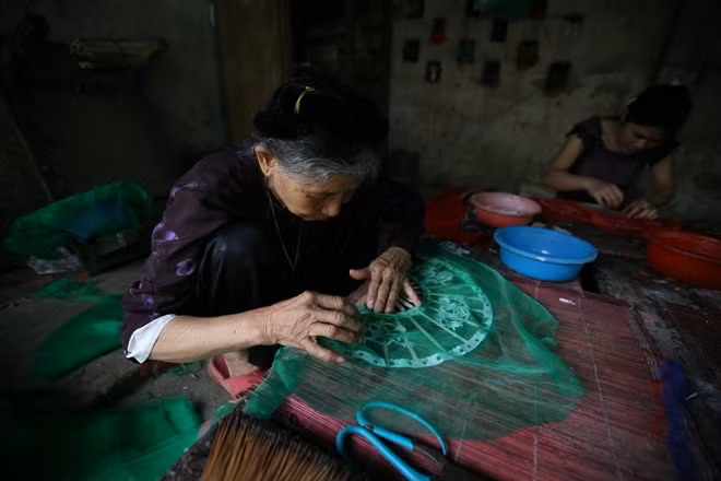 Từ thế kỷ XIX, làng quạt giấy Chàng Sơn (huyện Thạch Thất, Hà Nội) đã nổi tiếng trong và ngoài nước. Quạt có nhiều loại, giá khác nhau tùy chất liệu và độ tinh xảo. Tùy công đoạn sản xuất, người già, trẻ em đều có thể tham gia.