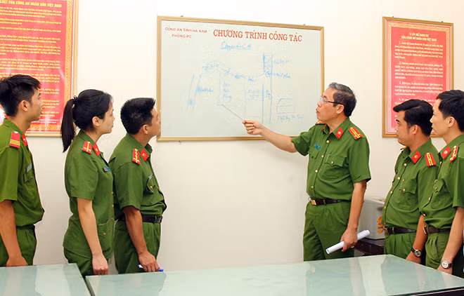 Thượng tá Trần Văn Hòa triển khai kế hoạch công tác cùng cán bộ, chiến sĩ Phòng Cảnh sát kinh tế Công an Hà Nam.
