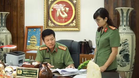 Thượng tá Nguyễn Bình Khánh trao đổi công việc với cán bộ đơn vị. Thượng tá Nguyễn Bình Khánh trao đổi công việc với cán bộ đơn vị.