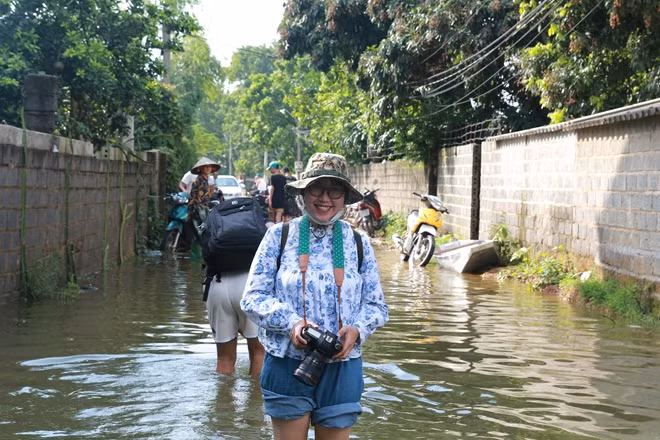 Không chỉ các nam phóng viên mà những điểm nóng về ngập luôn có sự góp mặt của cánh phóng viên nữ