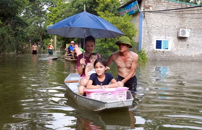 Trước tình hình nước dâng cao, người dân tại hai xã Tân Tiến và Nam Phương Tiến đã bắt đầu di tản ra khỏi khu vực nguy hiểm.