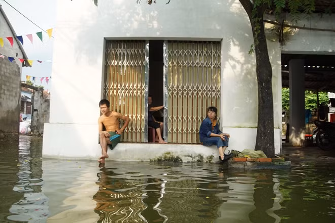 Phút giây nghỉ ngơi sau thời gian dài ngâm mình trong biển nước tác nghiệp