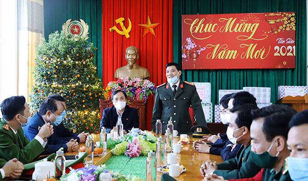 Đại tá Lê Khắc Thuyết báo cáo với đồng chí Bí thư Tỉnh ủy và đoàn công tác về công tác đảm bảo ANTT trên địa bàn trong dịp tết Nguyên đán.