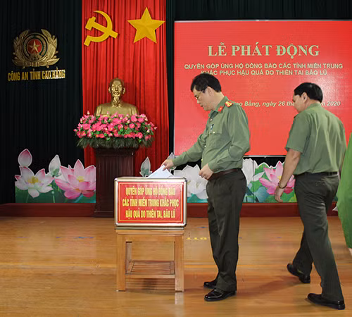 Công an tỉnh Cao Bằng quyên góp ủng hộ đồng bào miền Trung.