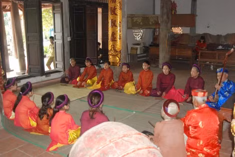 Một buổi biểu diễn làn điệu ca trù ở Chanh Thôn. Một buổi biểu diễn làn điệu ca trù ở Chanh Thôn.