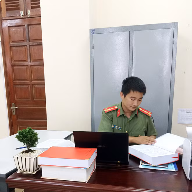 Thượng úy Bùi Thanh Tuấn nghiên cứu tài liệu trước giờ lên lớp. Thượng úy Bùi Thanh Tuấn nghiên cứu tài liệu trước giờ lên lớp.