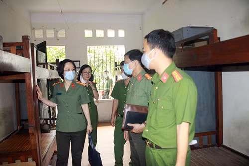Đoàn công tác kiểm tra, khảo sát bên trong các phòng ở của học viên