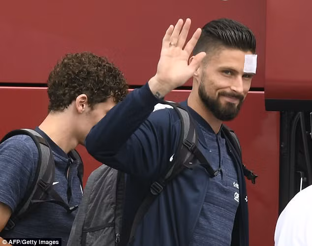 Olivier Giroud rời khỏi máy bay với vết băng trắng nơi mắt trái khi anh gặp phải chấn thương khi thi đấu giao hữu tuy nhiên các chuyên gia y tế của tuyển Pháp cho biết chấn thương này không gây ảnh hưởng đến khả năng Giroud thi đấu bởi vậy anh vẫn có tên trong danh sách 23 cầu thủ tới với nước Nga năm nay.