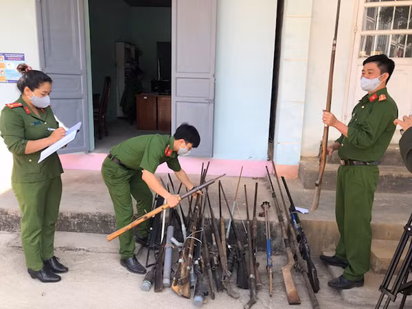Thông qua công tác tuyên truyền, người dân huyện Đắk Glong tích cực giao nộp súng tự chế cho lực lượng Công an.