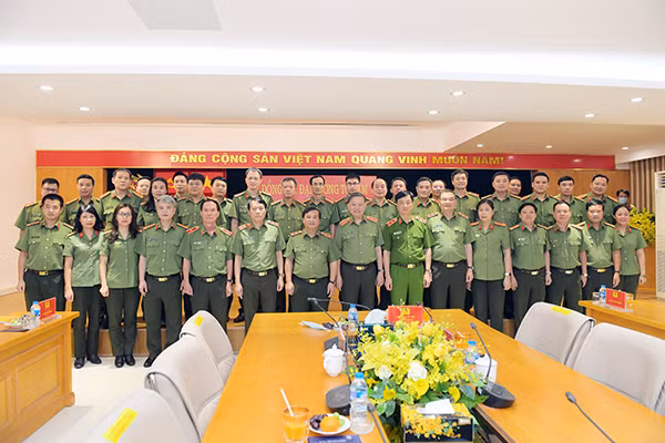 Bộ trưởng Tô Lâm cùng các đại biểu tại buổi làm việc với Cục An ninh kinh tế, Bộ Công an.