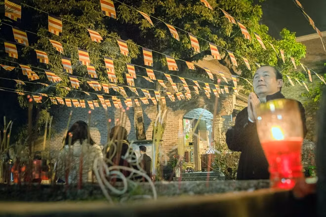 Họ tới nơi đây để cầu mong hạnh phúc, viên mãn đến với gia đình trong năm mới và cũng để chờ đón khoảnh khắc chuyển giao năm mới đầy linh thiêng chốn cửa phật.