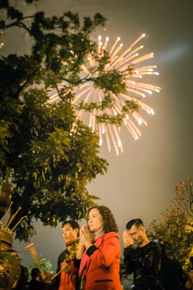 Mỗi tràng pháo hoa được bắn lên bầu trời, tâm mỗi người dường như tĩnh lại và cầu khấn bằng tất cả lòng thành vì một năm mới tràn đầy hi vọng, suôn sẻ, thành công.