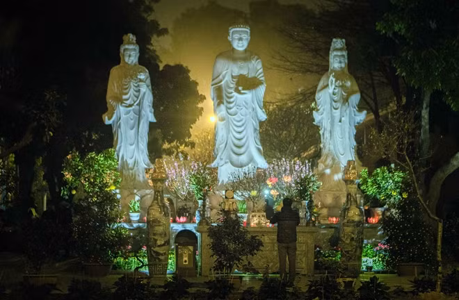 Từ 23h ngày 15-2 (tức 30 Tết), hàng trăm người dân đã tới chùa Tảo Sách (quận Tây Hồ, Hà Nội).
