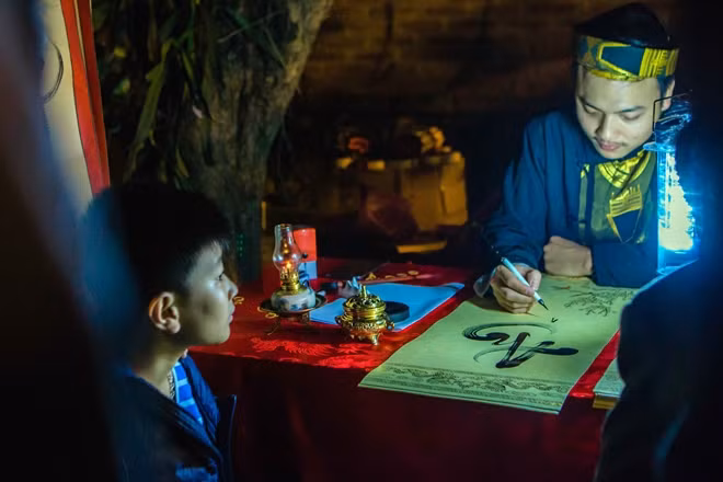 Một bản trẻ sau giao thừa đi xin chữ đầu năm.