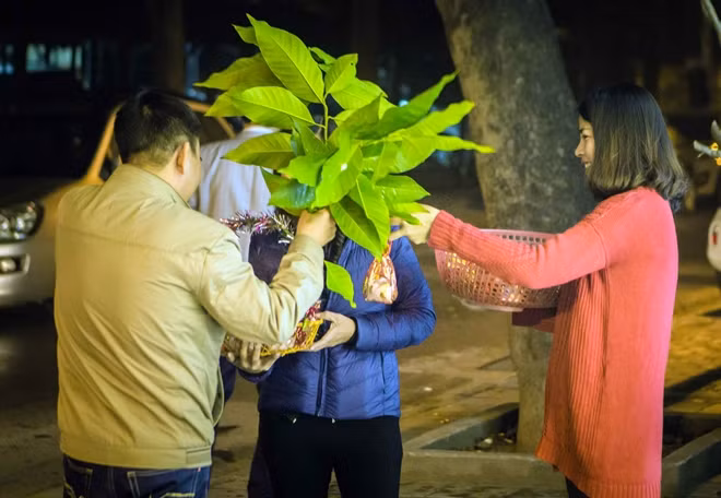 Theo quan niệm của người xưa, muối mặn có thể xua đuổi tà ma, đem lại nhiều may mắn trong gia đình, do vậy muối được bán rất nhiều ngoài cổng chùa. Giá mỗi gói muối là 10.000 đồng.