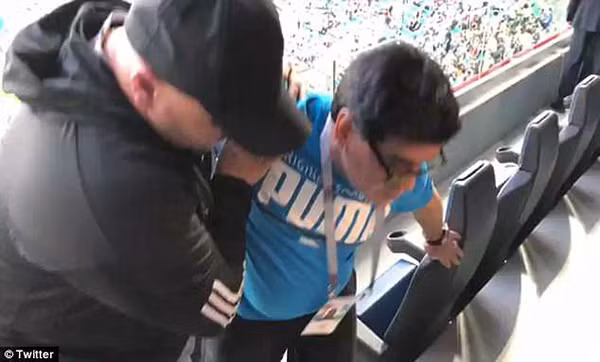 Maradona ngất xỉu sau chiến thắng của Argentina