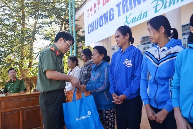 Thượng tá Phạm Khải, Phó Tổng biên tập Báo CAND trao quà Tết cho bà con nghèo xã Sa Loong, huyện Ngọc Hồi, tỉnh Kon Tum. Thượng tá Phạm Khải, Phó Tổng biên tập Báo CAND trao quà Tết cho bà con nghèo xã Sa Loong, huyện Ngọc Hồi, tỉnh Kon Tum.