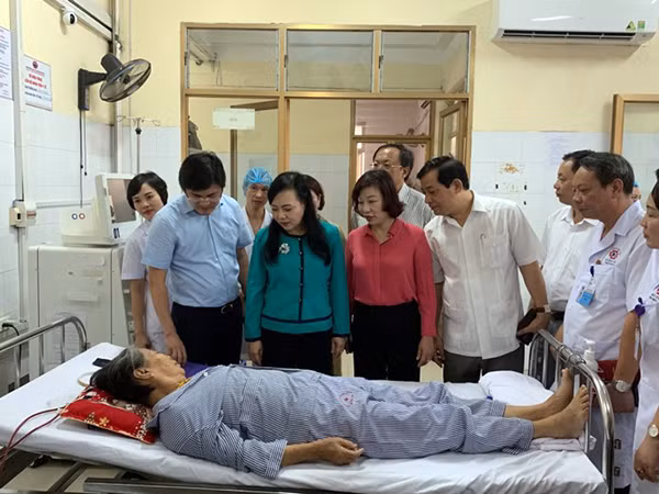 Bộ trưởng Nguyễn Thị Kim Tiến thăm bệnh nhân chạy thận.