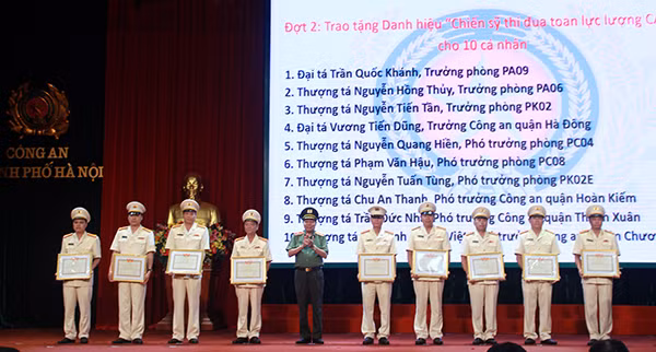 Thiếu tướng Đào Gia Bảo, Cục trưởng Cục Công tác Đảng và công tác chính trị- Bộ Công an trao danh hiệu Chiến sỹ thi đua toàn lực lượng cho 10 cá nhân