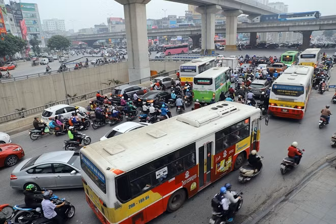 Xuyên suốt tuyến đường Nguyễn Trãi, giao thông công cộng là sự kết nối của hơn 40 tuyến xe buýt, được trang bị nhiều cầu bộ hành, có hầm chui, tuyến đường được thiết kế đến 6 làn xe. Cùng với đó là tuyến đường sắt trên cao đang dần hoàn thiện được coi là cơ sở để Hà Nội tính toán thí điểm cấm xe máy trên tuyến đường này.