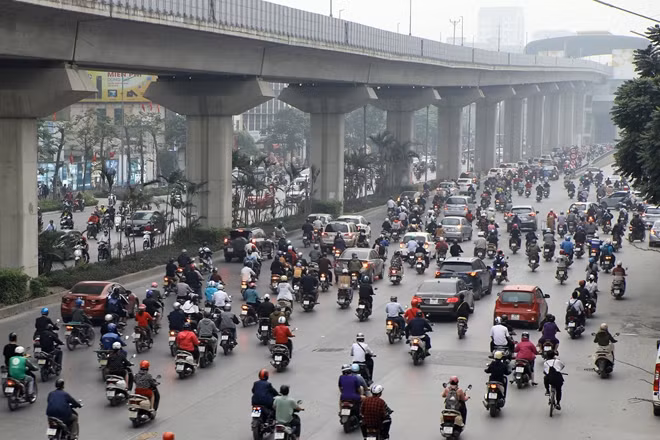 Hình ảnh cho thấy xe máy là phương tiện chiếm đa số trên đường.