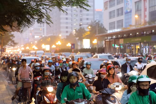 Tuyến đường Lê Văn Lương mỗi bên có ba làn xe chạy, gần đây khi tuyến xe buýt nhanh (BRT) đi vào hoạt động thì một làn đường được thiết kế để ưu tiên BRT. Tình trạng ùn tắc giao thông trên tuyến đường này vẫn xảy ra thường xuyên và các phương tiện chiếm luôn cả đường ưu tiên BRT.
