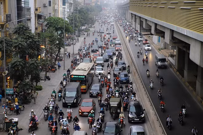 Trong lộ trình tiến tới cấm xe máy ở trung tâm TP Hà Nội, Sở Giao thông Vận tải (GTVT) dự tính thí điểm cấm xe máy trên đường Lê Văn Lương hoặc Nguyễn Trãi trước năm 2030. Đây là hai tuyến đường "nổi danh" bởi ùn tắc không chỉ giờ tan tầm hàng ngày.