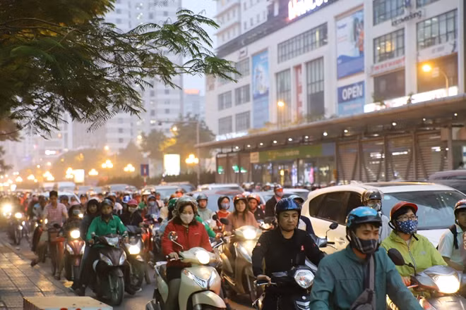 Cách đường Nguyễn Trãi không xa là tuyến đường Lê Văn Lương cũng năm trong danh sách được đề xuất thí điểm cấm xe máy. Tuy nhiên đề xuất này đang tạo ra nhiều dư luận trái chiều khi mà xe máy luôn chiếm "thế thượng phong" trên đường. Hình ảnh được PV CAND Online ghi lại thời điểm 18h chiều ngày 14-3, đường Lê Văn Lương ken đặc xe máy và ô tô.