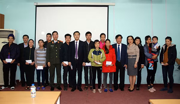 Thiếu tướng Phạm Văn Miên, Tổng biên tập Báo CAND, đại diện BIDV Đống Đa và lãnh đạo Bệnh viện Nhi Trung ương trao quà Tết cho bệnh nhi và người nhà bệnh nhi Thiếu tướng Phạm Văn Miên, Tổng biên tập Báo CAND, đại diện BIDV Đống Đa và lãnh đạo Bệnh viện Nhi Trung ương trao quà Tết cho bệnh nhi và người nhà bệnh nhi