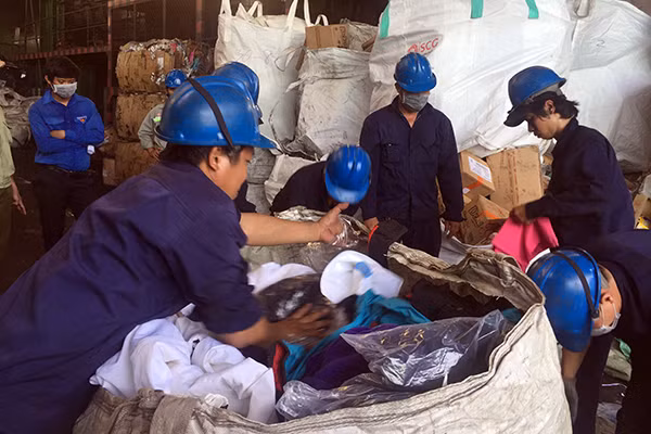 Hàng may mặc giả bị cơ quan chức năng tiêu hủy.