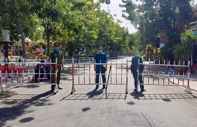 Công an TP Đà Nẵng ứng trực tại các chốt phong tỏa.