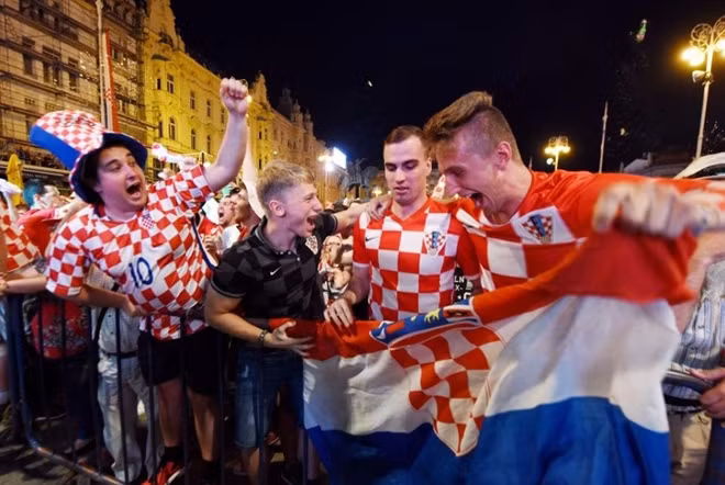Hàng vạn CĐV Croatia đổ ra đường phố thủ đô Zagreb.