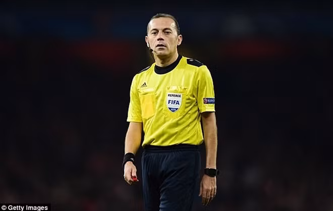 Trọng tài Cuneyt Cakir, cái tên đầy sợ hại với người Anh