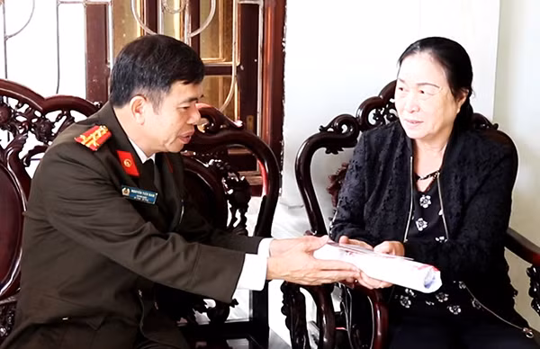 Đại tá Nguyễn Tiến Nam, Giám đốc Công an tỉnh thăm, tặng quà và chúc Tết thân nhân gia đình các Bà mẹ Việt Nam anh hùng, thân nhân liệt sỹ CAND Đại tá Nguyễn Tiến Nam, Giám đốc Công an tỉnh thăm, tặng quà và chúc Tết thân nhân gia đình các Bà mẹ Việt Nam anh hùng, thân nhân liệt sỹ CAND