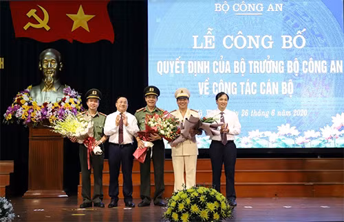 Lãnh đạo tinh Hà Tĩnh tặng hoa chúc mừng Đại tá Lê Khắc Thuyết, Đại tá Võ Trọng Hải và Đại tá Nguyễn Tiến Nam