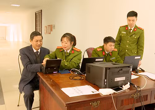Phòng Cảnh sát Quản lý hành chính về trật tự xã hội tổ chức cấp căn cước công dân có gắn chíp điện tử Phòng Cảnh sát Quản lý hành chính về trật tự xã hội tổ chức cấp căn cước công dân có gắn chíp điện tử