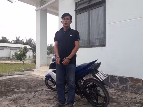 Đối tượng Võ Tấn Nam cùng tang vật bị tạm giữ tại Đồn Biên phòng Hoa Lư (Bình Phước).