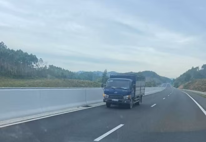 Hình ảnh vi phạm của tài xế xe tải.