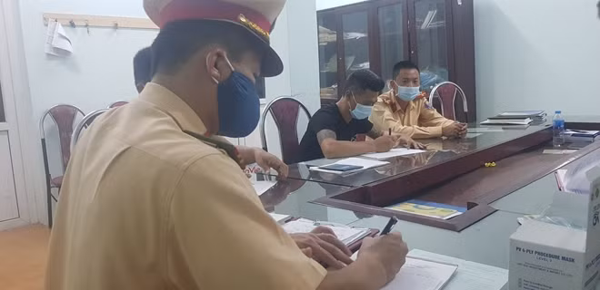 Tài xế H. tại cơ quan Công an.